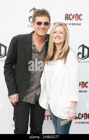 Matthew Wright e Amelia Gatte partecipano al lancio del DVD ACDC in diretta al River Plate presso l'HMV Hammersmith Apollo di Londra. Foto Stock