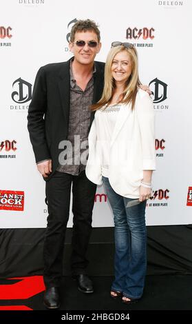 Matthew Wright e Amelia Gatte partecipano al lancio del DVD ACDC in diretta al River Plate presso l'HMV Hammersmith Apollo di Londra. Foto Stock