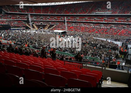 Il Wembley Stadium inizia a riempirsi prima del Summertime Ball della Capital FM al Wembley Stadium di Londra. Foto Stock