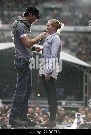 Enrique Iglesias con il tifoso Sophie Elphick sul palco durante il Summertime Ball della capitale FM al Wembley Stadium di Londra. Foto Stock