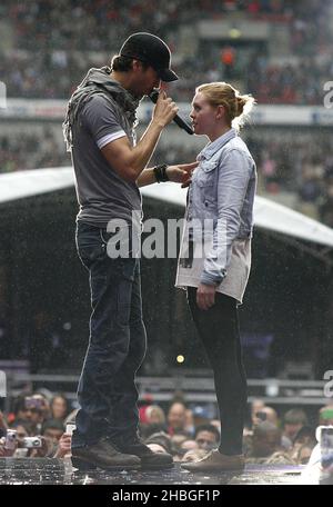 Enrique Iglesias con il tifoso Sophie Elphick sul palco durante il Summertime Ball della capitale FM al Wembley Stadium di Londra. Foto Stock