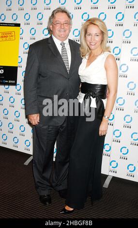 Valerie Plame Wilson e il marito John arrivano al Countdown di Zero UK Premiere, a BAFTA a Londra. Foto Stock