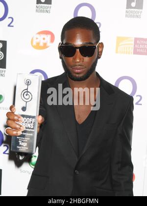 Tinie Tempah vince il premio Design and Interactive Best Newcomer Award al Nordoff Robbins O2 Silver Clef Awards all'Hilton Hotel di Londra. Foto Stock