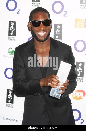 Tinie Tempah vince il premio Design and Interactive Best Newcomer Award al Nordoff Robbins 02 Silver Clef Awards all'Hilton Hotel di Londra Foto Stock