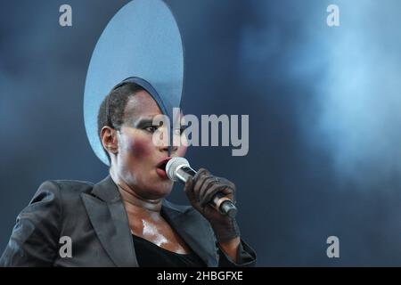 Grace Jones esegue il backstage al Wireless Festival di Hyde Park a Londra il 03 luglio 2011. Grace Jones suona al Wireless Festival di Hyde Park a Londra il 03 luglio 2011. Foto Stock