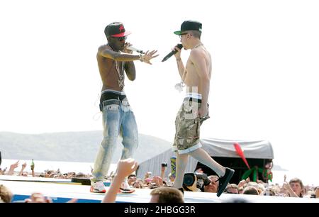 Tinchy Stryder e Dappy di NDubz si esibiscono il 10,2011 luglio alle ore T4 sulla spiaggia di Weston Supermare. Foto Stock