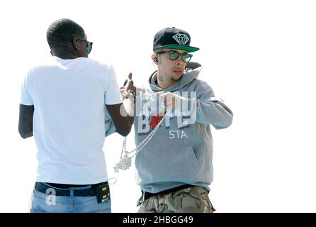 Tinchy Stryder e Dappy di NDubz si esibiscono il 10,2011 luglio alle ore T4 sulla spiaggia di Weston Supermare. Foto Stock