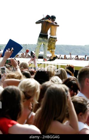 Tinchy Stryder e Dappy di NDubz si esibiscono il 10,2011 luglio alle ore T4 sulla spiaggia di Weston Supermare. Foto Stock