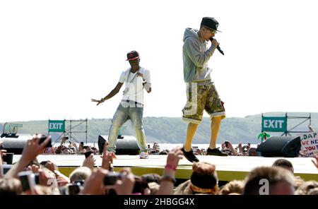 Tinchy Stryder e Dappy di NDubz si esibiscono il 10,2011 luglio alle ore T4 sulla spiaggia di Weston Supermare. Foto Stock