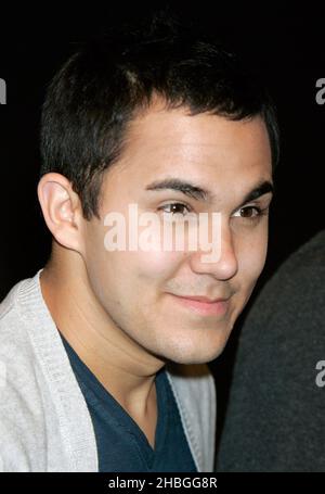 Carlos pena Jr di Big Time Rush partecipa alla firma a HMV Oxford Street a Londra. Foto Stock