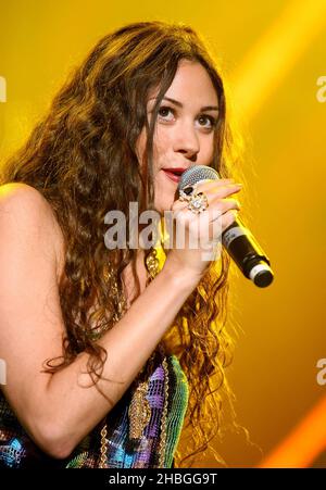 Eliza Doolittle suona al concerto Orange Rockcorps presso la Wembley Arena di Londra. Foto Stock