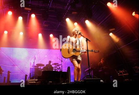 Ellie Goulding si esibisce sul palco come parte della Summer Series alla Somerset House, nel centro di Londra. Foto Stock