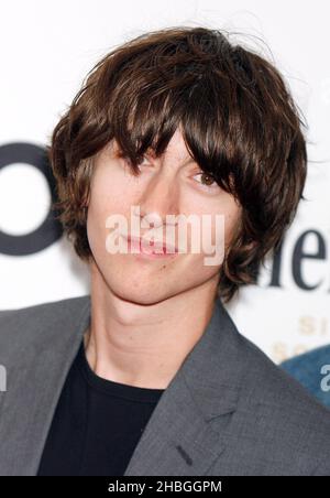 Alex Turner of Arctic Monkeys arriva al Mojo Awards presso la Birreria di Londra. Foto Stock