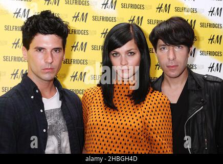 Leigh Lezark si presenta con la sua band Misshapes L-R Geordon Nicol e Greg Krenstein, al lancio del negozio H&M & Selfridges a Selfridges nel centro di Londra. Foto Stock