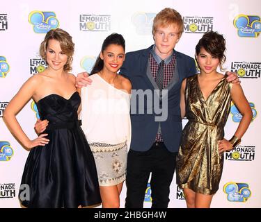 (L-R) Bridgit Mendler, Naomi Scott, Adam Hicks e Hayley Kiyoko arrivando al Lemonade Mouth Disney Channel Premiere a BAFTA, Londra. Foto Stock