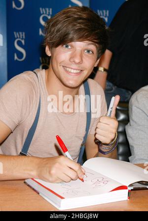 Louis Tomlinson da una direzione, di X Factor Fame, firma copie del nuovo libro della band 'fare to Dream' presso WH Smith's, Westield, North West London Foto Stock