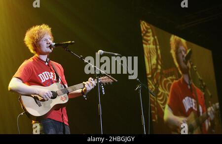 Ed Sheeran si esibisce sul palco alla Girlguiding UK's Big Gig alla Wembley Arena di Londra. Foto Stock