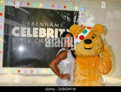 Alexandra Burke celebra il lancio della BBC Children in Need Celebrity Style Challenge in collaborazione con Debenhams nella vetrina del negozio di Oxford Street. Le celebrità hanno progettato una collezione di abbigliamento in edizione limitata per aiutare a raccogliere soldi per BBC Children in Need. Foto Stock