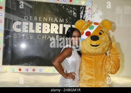 Alexandra Burke celebra il lancio della BBC Children in Need Celebrity Style Challenge in collaborazione con Debenhams nella vetrina del negozio di Oxford Street. Le celebrità hanno progettato una collezione di abbigliamento in edizione limitata per aiutare a raccogliere soldi per BBC Children in Need. Foto Stock