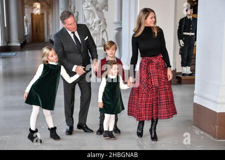 La principessa svedese Madeleine, il marito Chris o'Neill, la principessa Leonore, la principessa Adrienne e il principe Nicolas ricevono quest'anno gli alberi di Natale al Palazzo reale di Stoccolma, Svezia, il 20 dicembre 2021. Foto: Anders Wiklund / TT code 10040 Foto Stock