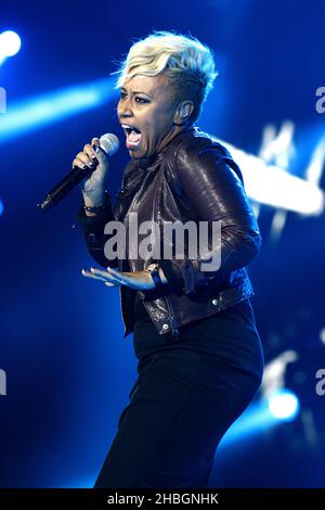 Emeli Sande sul palco durante il 2011 Capital FM Jingle Bell Ball presso la O2 Arena, Londra. Foto Stock