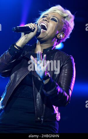 Emeli Sande sul palco durante il 2011 Capital FM Jingle Bell Ball presso la O2 Arena, Londra. Foto Stock