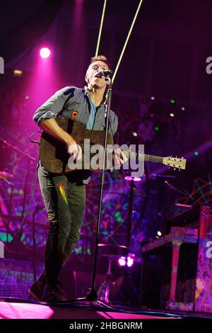 Chris Martin e Coldplay suonano alla 02 Arena di Londra Foto Stock