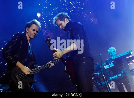 John Taylor, Dom Brown e Nick Rhodes di Duran Duran si esibiscono all'Arena 02 di Londra. Foto Stock