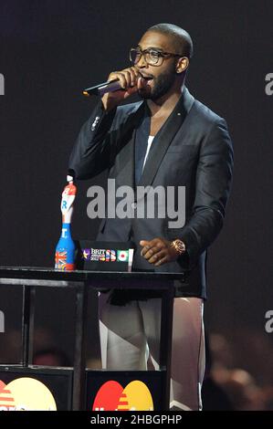 Tinie Tempah presenta il premio per il miglior singolo britannico durante i premi Brit 2012 alla Arena O2 di Londra. Foto Stock