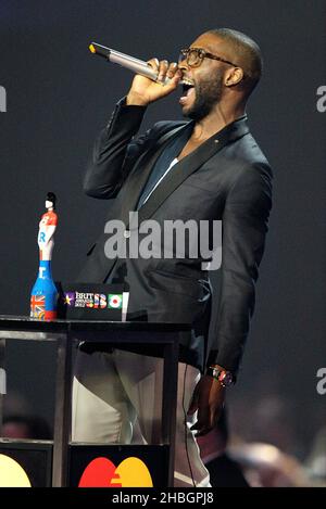 Tinie Tempah presenta il premio per il miglior singolo britannico durante i premi Brit 2012 alla Arena O2 di Londra. Foto Stock