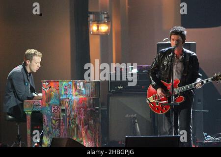 Noel Gallagher's Flying High Birds si esibiscono durante i premi Brit 2012 all'Arena O2 di Londra. Foto Stock