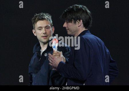 Damon Albarn e Alex James of Blur accettano il premio per l'eccezionale contributo alla musica durante i 2012 Brit Awards alla O2 Arena di Londra. Foto Stock