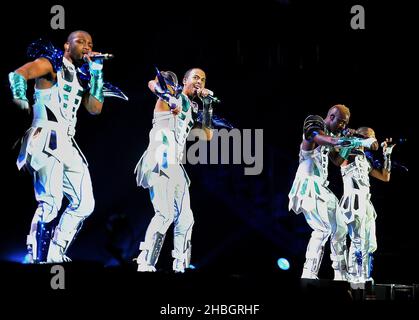 JB Gill, Marvin Humes, Oritse Williams e Aston Merrygold di JLS si esibiscono presso lo Sport Relief presso la 02 Arena di Londra Foto Stock