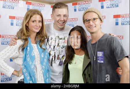 Millie Mackintosh, Professor Green aka Stephen Manderson, e Oliver Proudlock e Louise Thompson di Made in Chelsea backstage al Teenage Cancer Trust presso la Royal Albert Hall di Londra Foto Stock