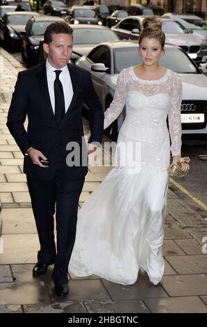 Holly Valance e Fiance Nick Candy arrivano al Marie Curie Cancer Care Fundraiser presso il Claridge's di Londra. Foto Stock