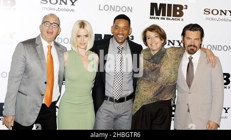 L-R; Barry Sonnenfeld (direttore), Alice Eve, Will Smith, Emma Thompson e Josh Brolin partecipano al Cast Photocall per il lancio britannico di Men in Black presso il Dorchester Hotel di Londra il 16 maggio 2012. Foto Stock