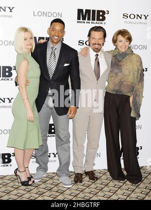 L-R; Alice Eve, Will Smith, Josh Brolin, Emma Thompson partecipa al Cast Photocall per il lancio britannico di Men in Black presso il Dorchester Hotel di Londra il 16 maggio 2012. Foto Stock