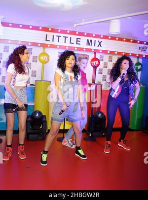 I vincitori di X Factor Little Mix , (da sinistra a destra) Jade Thirlwall, Leigh Ann Pinnock, Perrie Edwards e Jesy Nelson si esibiscono presso il negozio M&M di Londra per promuovere il pacchetto Union Jack di M&M di arachidi rosso, bianco e blu della società di pasticceria a Leicester Square, Londra, il 24 maggio 2012. Foto Stock