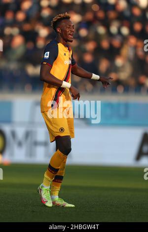 Tammy Abrahamo di AS Roma gestì durante la Serie A match tra Atalanta BC e AS Roma allo Stadio Gewiss il 18 dicembre 2021 a Bergamo, Italia. Foto Stock