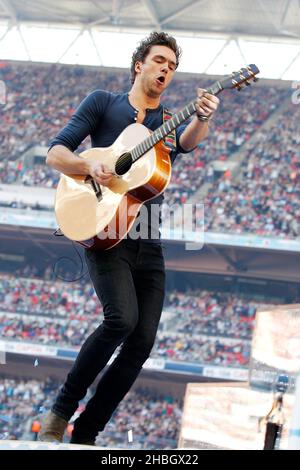 Andy Brown of Lawson suona al Capital Summertime Ball al Wembley StadiumLondon il 9 giugno 2012. Foto Stock