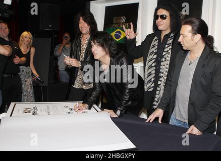 Tommy Thayer, Paul Stanley, gene Simmons ed Eric Singer of Kiss partecipano al lancio del libro "Kiss Monster" al dover St Arts Club il 3 luglio 2012 a Londra Foto Stock