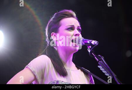 Amy Macdonald si esibisce sul palco all'Hard Rock Calling Day 2 presso Hyde Park, sabato 14,2012 luglio. Foto Stock