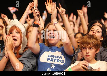 Gli appassionati di Snow Patrol al BT London Live Opening Ceremony Concert presso Hyde Park di Londra. Foto Stock