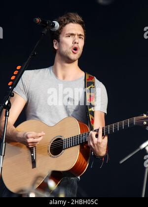 Andy Brown of Lawson suona sul palco ai BT River Concerts di Hyde Park a Londra. Foto Stock