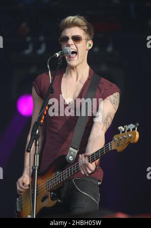 Ryan Fletcher di Lawson suona sul palco ai BT River Concerts di Hyde Park a Londra. Foto Stock