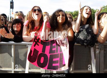 I fan della folla che guardano Lawson suonano sul palco ai BT River Concerts di Hyde Park a Londra. Foto Stock