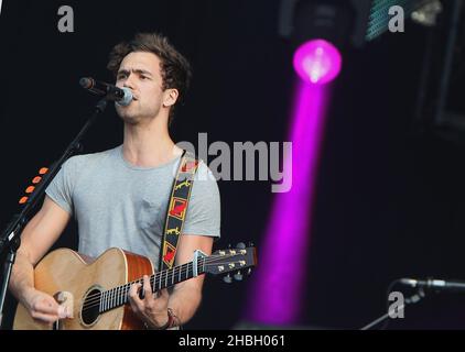 Andy Brown of Lawson suona sul palco ai BT River Concerts di Hyde Park a Londra. Foto Stock