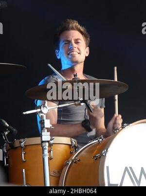 Adam Pitts of Lawson suona sul palco ai BT River Concerts di Hyde Park a Londra. Foto Stock