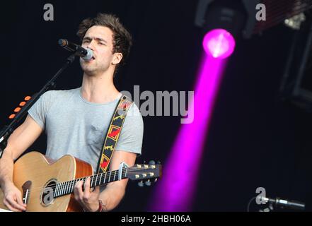 Andy Brown of Lawson suona sul palco ai BT River Concerts di Hyde Park a Londra. Foto Stock