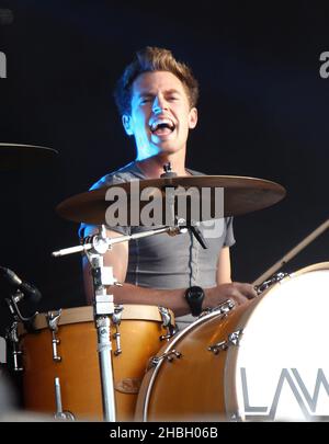 Adam Pitts of Lawson suona sul palco ai BT River Concerts di Hyde Park a Londra. Foto Stock